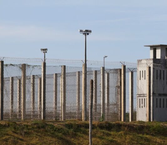 Justiça nega prisão de advogada acusada de ser ‘pombo-correio’ do CV que quebrou monitoramento eletrônico 37 vezes