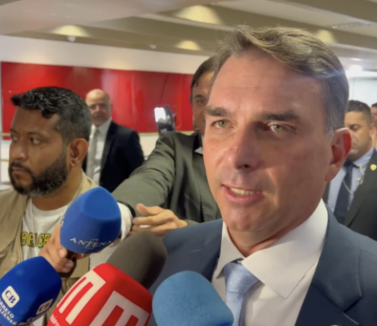 Quase 40 senadores são a favor do impeachment de Moraes, diz Flávio Bolsonaro