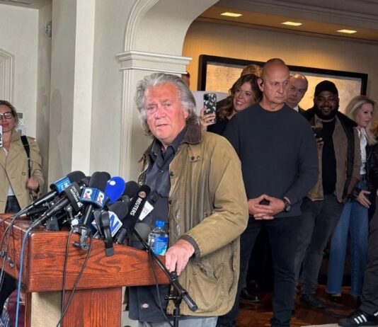 Steve Bannon Denuncia Perseguição a Bolsonaro no CPAC: “Querem que ele Morra na Prisão”