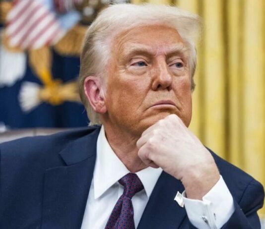 Juízes mandam governo Trump reintegrar milhares de funcionários federais demitidos