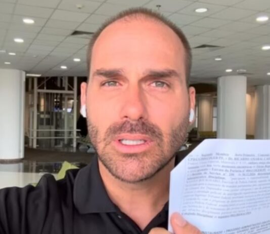 Eduardo Bolsonaro é intimado pela PF por críticas a delegado