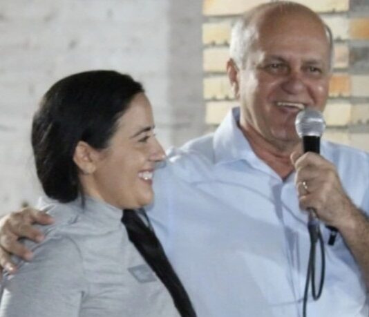 Justiça nega cassação de prefeito de Barroquinha no interior do Ceará, acusado de distribuir airfryers e geladeiras