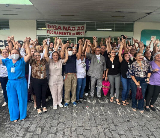 Roberto Cláudio e deputados da oposição protestam ao lado de servidores contra fechamento do Hospital César Cals