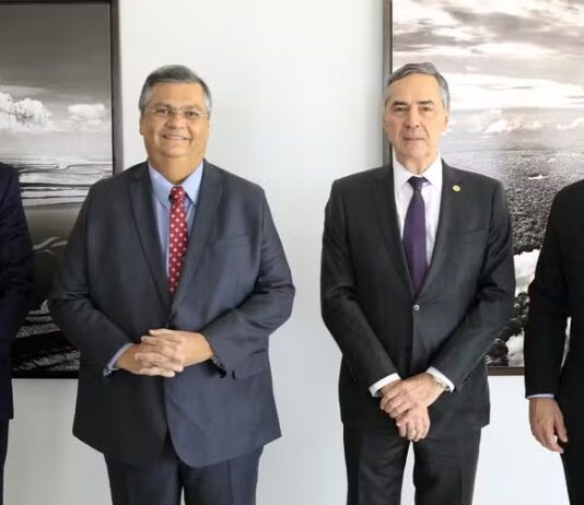 STF forma maioria para manter Moraes, Zanin e Dino em julgamento contra Bolsonaro