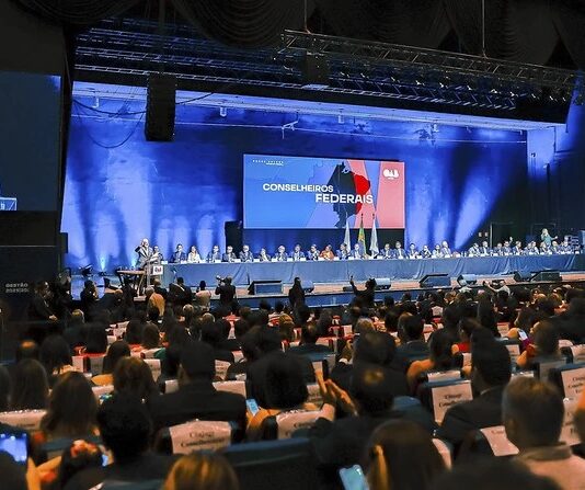 Lula cita “oligarquias digitais” e defende regular as redes sociais