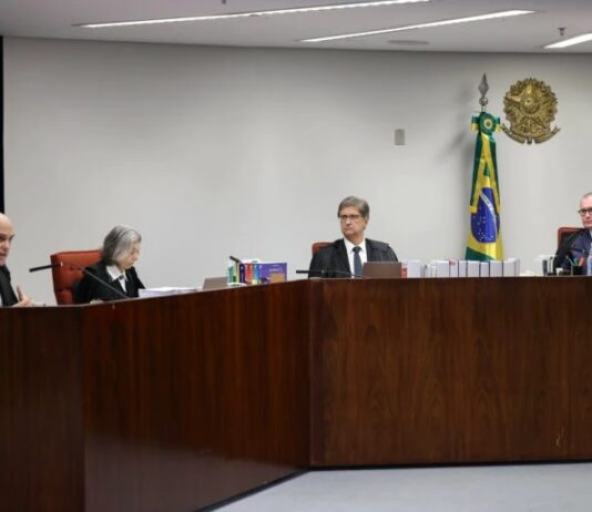 1ª turma do STF vota por unanimidade para tornar Bolsonaro e outros 7 réus pelo suposto golpe de estado.
