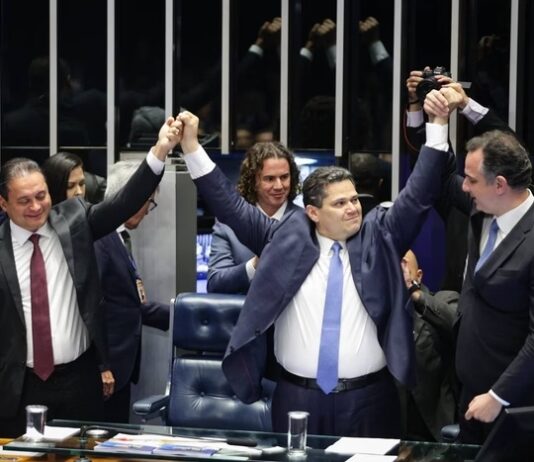 Alcolumbre reajusta em até 65% cota parlamentar de senadores