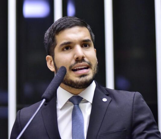 Deputado André Fernandes aciona TCU para investigar desvio de 180 mil reais de emendas para APAE de Iguatu
