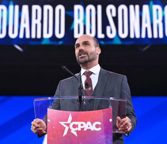 Eduardo Bolsonaro se licencia do mandato de deputado e fica nos EUA