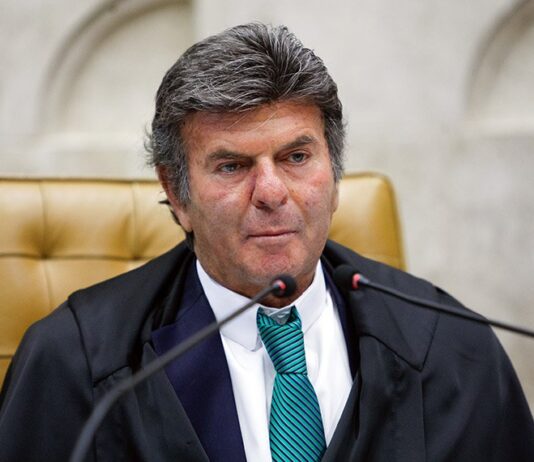 Fux suspende julgamento de mulher que usou batom na estátua