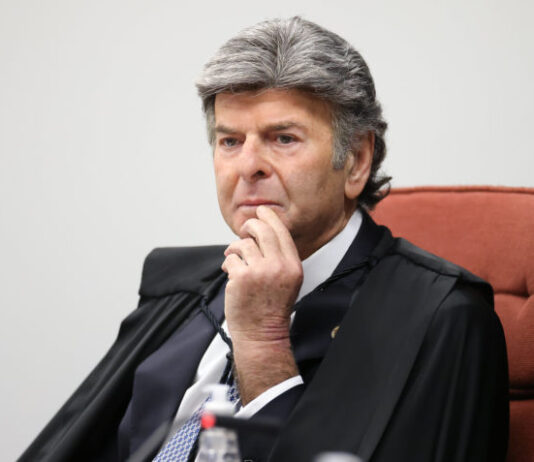 Fux pedirá revisão da pena da cabeleireira Débora que usou batom na estátua.