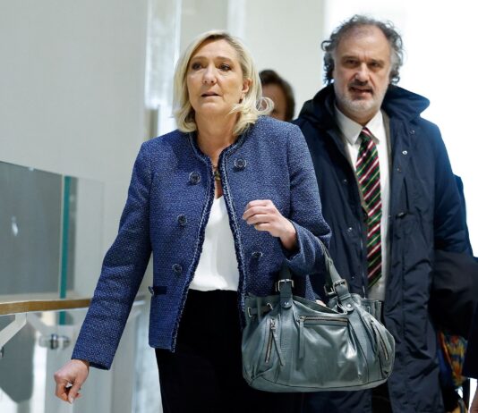 Le Pen, líder da direita na França, fica inelegível após condenação da justiça