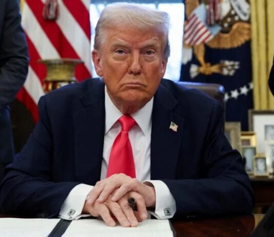 Trump promete taxar países que compram petróleo da Venezuela