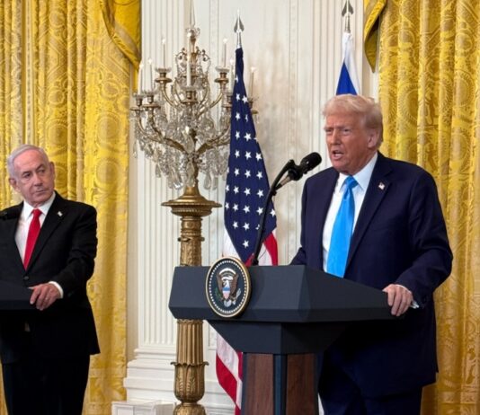 Governo Trump usa IA para revogar vistos de estudantes estrangeiros que apoiem o Hamas nas redes sociais.