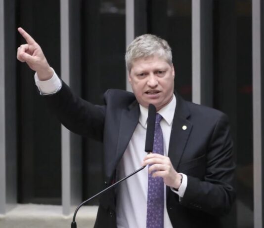 Van Hattem diz que Moraes é “covarde” e STF é uma “máfia”