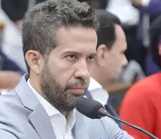 Janones admite rachadinha à PGR e pagará R$ 131 mil em acordo
