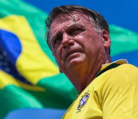 Moraes determina tornozeleira eletrônica em Bolsonaro e proibição de uso de redes sociais.