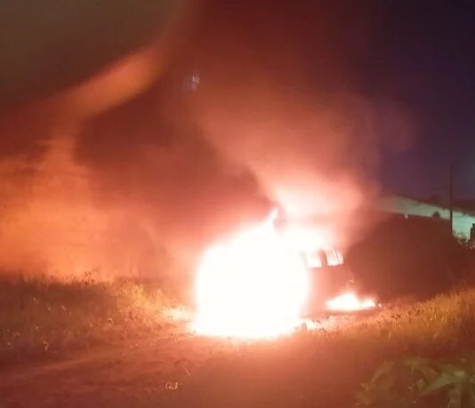 Carro de empresa de internet é queimado pela facção Comando Vermelho em Caucaia