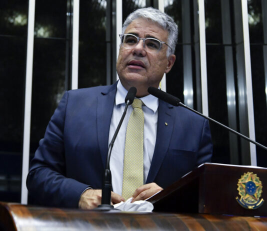 Sen. Eduardo Girão faz requerimento questionando aquisição de gravatas e lenços estilizados do STF