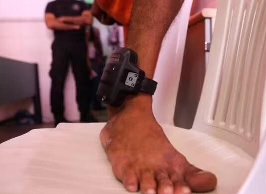 Dois presos por extorsões e ataques a empresas provedoras de internet em Fortaleza utilizavam tornozeleira eletrônica