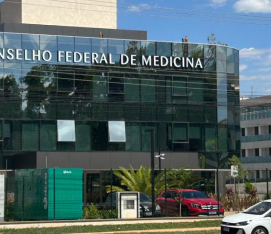 Conselho Federal de Medicina proíbe bloqueio hormonal e cirurgias para adolescentes transgêneros