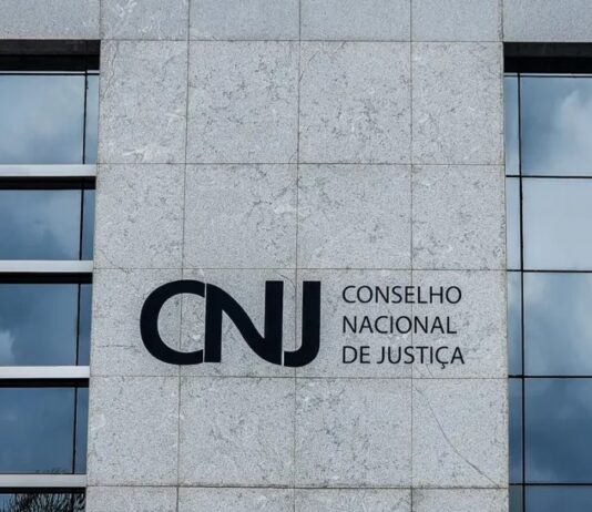 Desembargador que associou Lula ao Comando Vermelho é afastado pelo CNJ