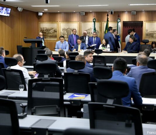 Juiz atende PT e suspende título de cidadão natalense a Bolsonaro
