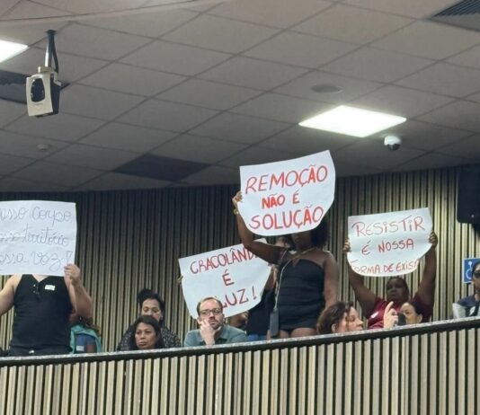Militantes de esquerda defendem a cracolândia durante sessão na Câmara municipal de SP