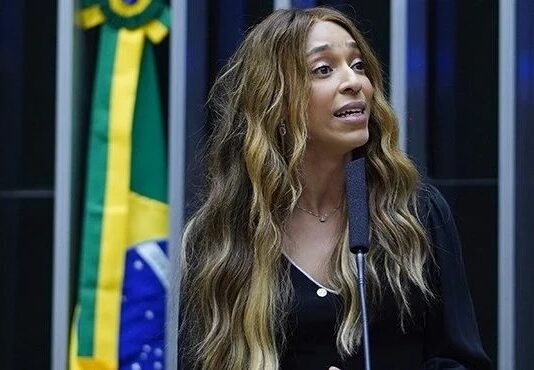 Em resposta a dep. Erika Hilton Embaixada dos EUA diz que só há dois sexos: “Imutáveis”