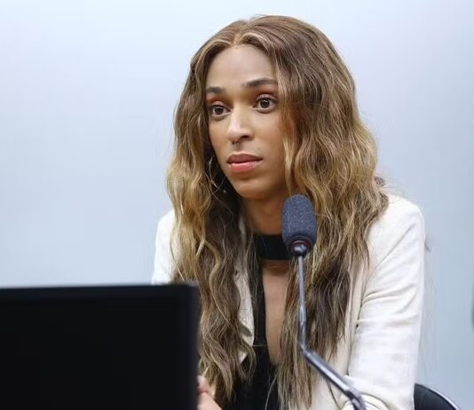 Erika Hilton recebe visto dos EUA com gênero masculino e diz que acionará a ONU para tratar do caso