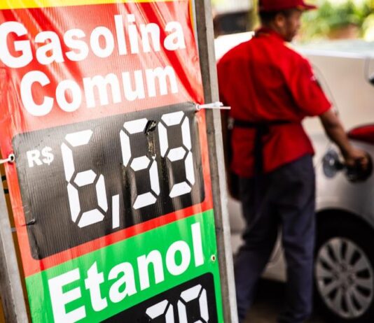 Gasolina em Fortaleza dispara mais de 80 centavos e chega a R$ 6,49 em menos de 12 horas