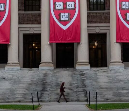 Trump congela US$ 2,2 bi de Harvard após universidade não adotar medidas contra o antissemitismo.