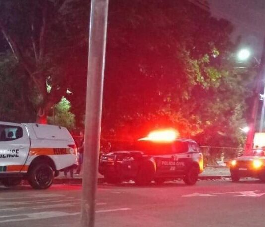 Homem é morto a tiros em praça na frente de batalhão da Polícia Militar, no Centro de Fortaleza