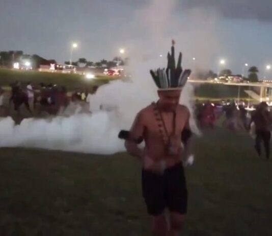 Indígenas tentam invadir o Congresso Nacional e a polícia legislativa usa gás para dispersar.