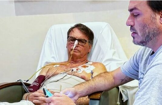 Jair Bolsonaro apresenta boa evolução clínica, mas segue na UTI.