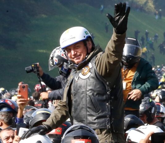 Julgamento de Bolsonaro pode torná-lo mártir, afirma Financial Times