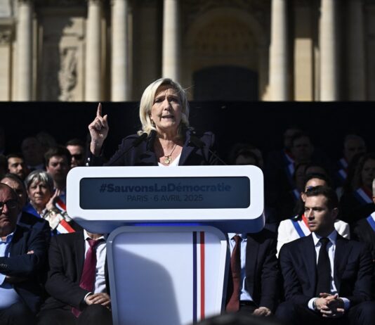 Líder da direita Francesa Marine Le Pen diz que sua condenação é “caça às bruxas”