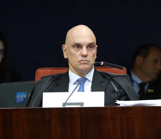 Alexandre de Moraes ignora críticas e vota contra suspeição de ministros