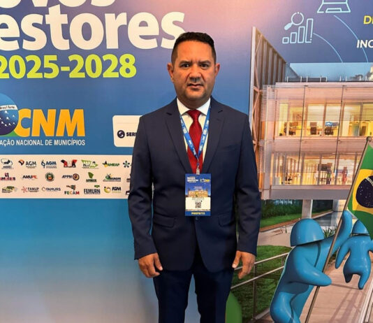 Prefeito de Choro foragido há 4 meses por esquema de emendas, foi visto em Fortaleza e na praia de Flecheiras.