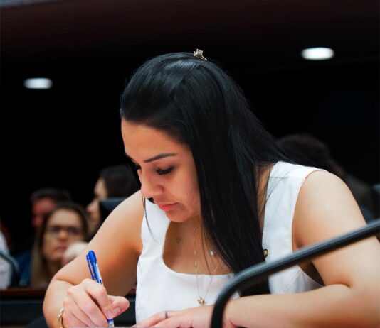 Deputada cearense cobra melhoria no sistema de saúde e a imediata retirada de pacientes do chão no Hospital de Messejana