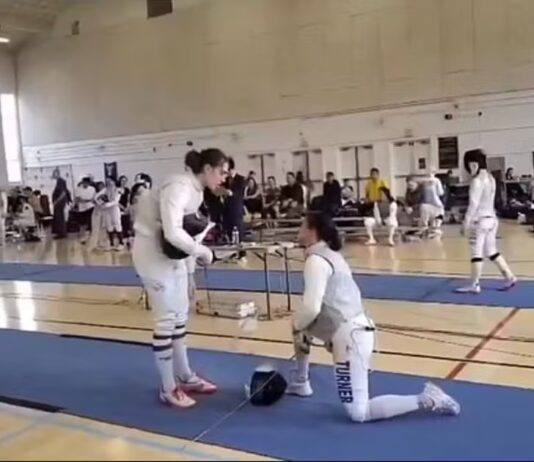 Esgrimista mulher se recusa a competir com trans em evento feminino e é desclassificada.