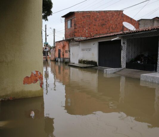 No Ceará, 79% da população vive em ruas que não têm bueiro, um dos piores resultados do país.