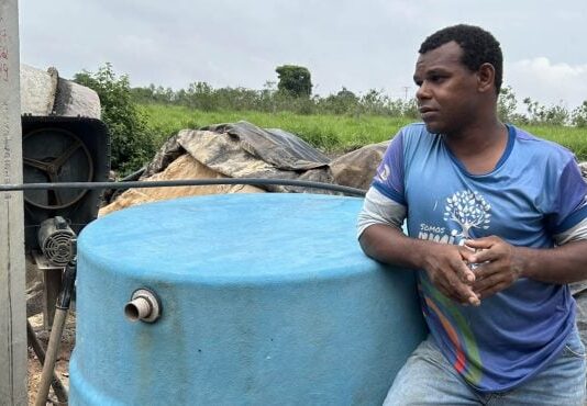 Mesmo depois de dois meses da absolvição, autista do 8/1 continua com tornozeleira