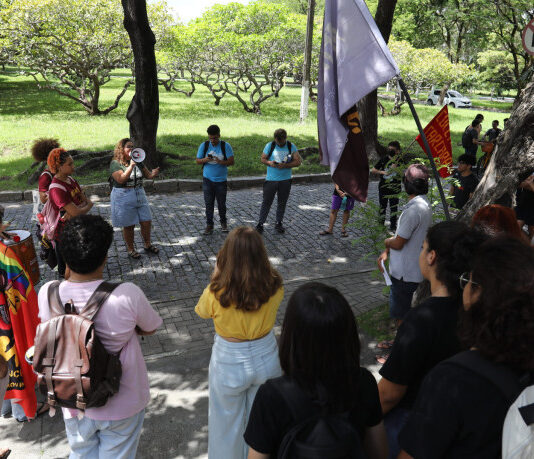 Após tiroteio e esfaqueamento, alunos da UFC protestam por mais segurança no campus