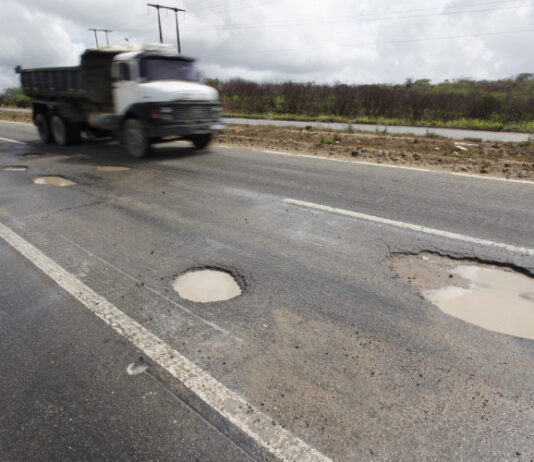 40% das rodovias entregues pelo governo do Ceará entre 2020 e 2024 já apresentaram defeitos, diz relatório do TCE