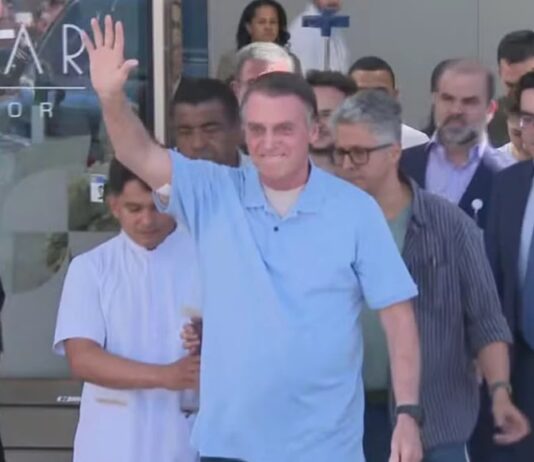 Jair Bolsonaro deixa hospital após 3 semanas de internação e pede anistia para os presos do 8/1