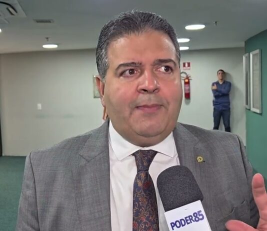 Deputado Felipe Mota faz críticas ao estado das rodovias cearenses: “Já virou sonrisal”.
