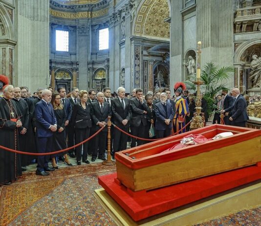 Governo Lula omite namorada de Barroso em lista de comitiva do funeral do Papa.