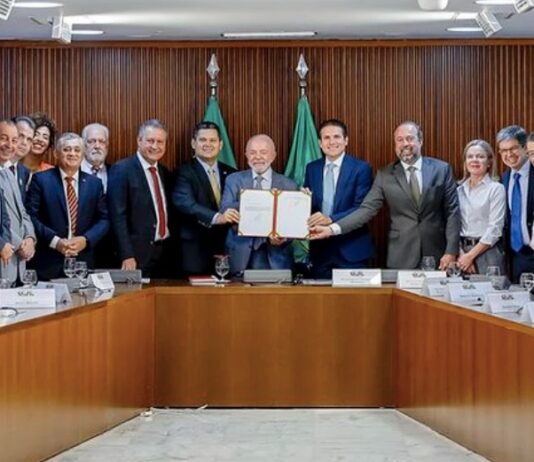 Estudo mostra que isenção de conta de luz para mais pobres proposta por Lula será paga pela classe média.