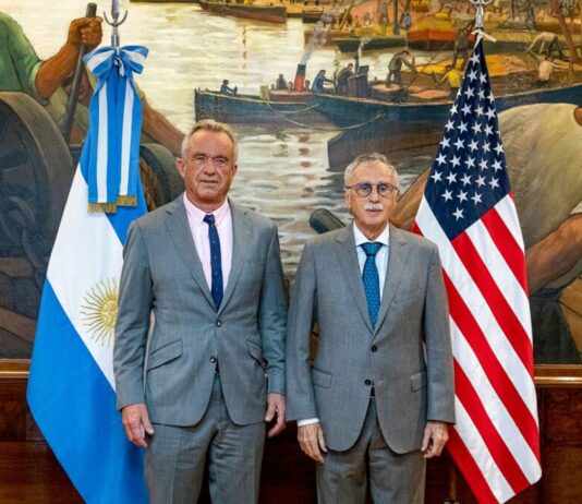 Argentina ratifica saída da OMS após reunião com Kennedy Jr.